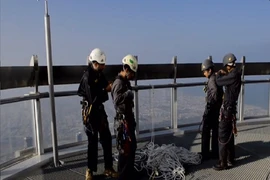 Thót tim nghề lau kính trên tòa tháp cao nhất thế giới