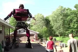 Dân chơi chế ôtô cũ thành robot như Transformer