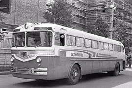 Xe buýt cổ lộng lẫy trên đường phố Nga