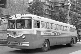 Xe buýt cổ lộng lẫy trên đường phố Nga