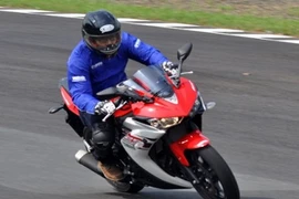 Trải nghiệm thú vị khi lái Yamaha R25 vừa ra mắt