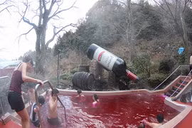 Choáng váng xem nhà giàu Nhật Bản đốt tiền