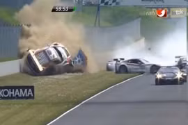 Audi R8 LMS mất lái gây khiến hàng chục xe gặp nạn