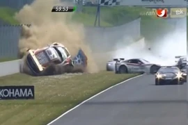 Audi R8 LMS mất lái gây khiến hàng chục xe gặp nạn