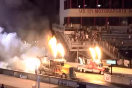 Nghẹt thở xem đua xe tải phun lửa