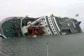 Cứu 6 người Việt Nam và Đài Loan bị chìm xà lan