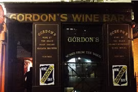 Vẻ cổ kính, hoành tráng ở quán rượu lâu đời nhất London