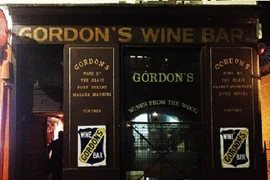 Vẻ cổ kính, hoành tráng ở quán rượu lâu đời nhất London