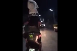 9 tay chơi liều mình trên một chiếc Honda Wave 