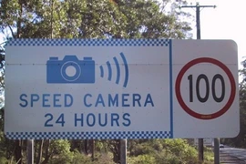 Chiêu qua mặt máy bắn tốc độ của quái xế