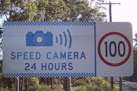 Chiêu qua mặt máy bắn tốc độ của quái xế