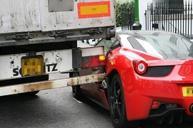 Xót xa nhìn siêu xe Ferrari bị xe tải cán nát 