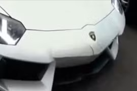 Siêu xe Lamborghini 25 tỷ nứt toác đầu vì hậu đậu
