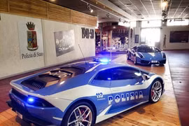Cảnh sát Ý được tặng siêu xe Lamborghini Huracan 6 tỷ đồng