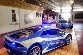 Cảnh sát Ý được tặng siêu xe Lamborghini Huracan 6 tỷ đồng