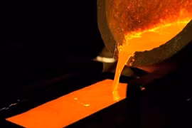 Cận cảnh biến quặng thô thành vàng miếng