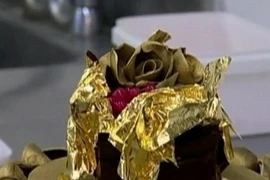 Clip: Công đoạn chế món ăn bằng vàng siêu đắt 