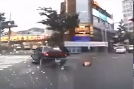 Em bé văng khỏi ô tô khi bố cua gấp