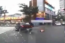 Em bé văng khỏi ô tô khi bố cua gấp