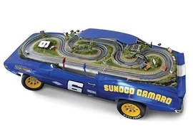 Nóc xe Chevrolet “cụ” biến thành... trường đua mini