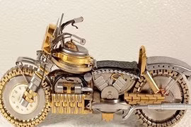 Bộ sưu tập mô tô khủng làm bằng...đồng hồ