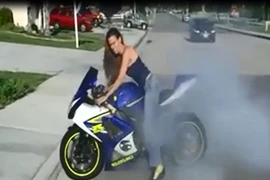 Nữ quái xế gợi cảm trổ tài lái xe điêu luyện