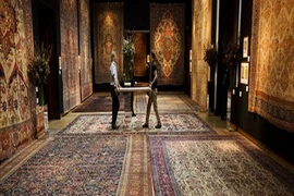 Những tấm vải hàng tỉ đồng chỉ để... nhà giàu giẫm, đạp