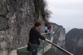 Rùng rợn dịch vụ đi bộ trên chín tầng mây