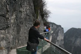 Rùng rợn dịch vụ đi bộ trên chín tầng mây