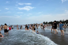 Biển Cửa Lò hút khách dịp lễ