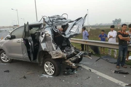 Xem cảnh thực nghiệm hiện trường vụ xe Innova đi lùi trên cao tốc 