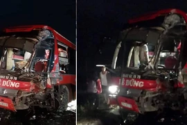 Thêm một tai nạn tại Hòa Bình, xe khách bị tông nát bét đầu 