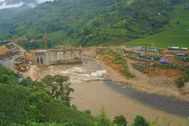 Trượt chân ngã xuống suối, 2 vợ chồng bị mất tích