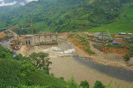 Trượt chân ngã xuống suối, 2 vợ chồng bị mất tích