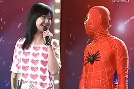 Rớt nước mắt với chuyện tình của “người nhện bán hàng rong”