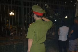 Chàng cảnh sát trẻ lặng lẽ viếng Đại tướng trong đêm