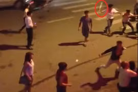 Hỗn chiến kinh hoàng giữa đường phố Hà Nội