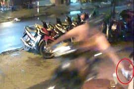 Táo tợn cướp điện thoại đang dùng ở cafe vỉa hè