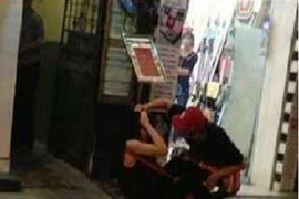 Tranh cãi nguyên nhân Yanbi, Andrea xô xát trên phố