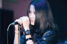 Ngắm vẻ đẹp nữ tính của rocker gây sốt mạng