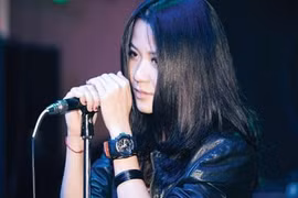 Ngắm vẻ đẹp nữ tính của rocker gây sốt mạng