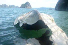 Xác tàu thuyền, lồng bè vây Bái Tử Long sau siêu bão Hải Yến