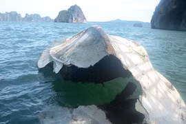 Xác tàu thuyền, lồng bè vây Bái Tử Long sau siêu bão Hải Yến