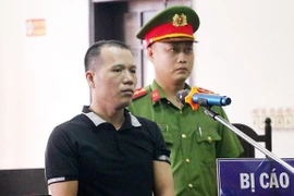 Kẻ mang lựu đạn giả đi cướp ngân hàng lĩnh án 8 năm tù