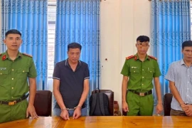 Lập khống hồ sơ để ăn chặn tiền, nguyên hiệu trưởng và kế toán bị bắt 