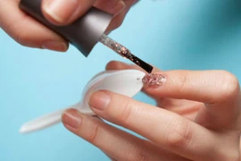 Video: Sơn móng tay chỉ với một chiếc thìa