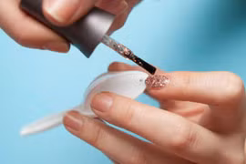 Video: Sơn móng tay chỉ với một chiếc thìa