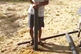 Phục sát đất khoan giếng bằng ống nhựa giữa hoang mạc