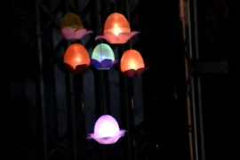 Video: Làm lồng đèn cho bé chơi trung thu từ trứng khủng long