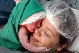 Video: Khoảnh khắc em bé ôm chặt mẹ khi vừa chào đời